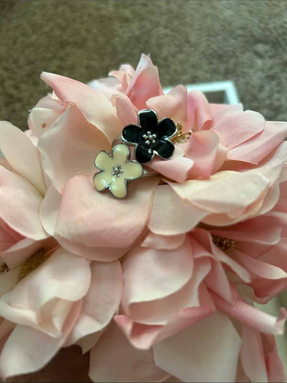 FLOWER RING • Adorable Black & White Enamel & Silver Tone Costume Jewelry Ring - Picture 2 of 10